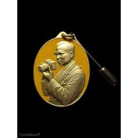 ราคา เหรียญในหลวงทรงกล้อง สำนักนายกรัฐมนตรี ปี 2542 กะไหล่ทองลงยา พระสวย สภาพเดิม (16482111674)