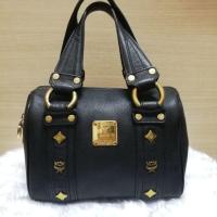 ราคา กระเป๋าถือ​ ทรงหมอนเอ็มซีเอ็ม​ mcm​ ของแท้​ อะไหล่ทอง สภาพสวย​ สีดำ 8นิ้ว​ (2294370991)