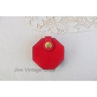 ราคา กระเป๋าใส่เหรียญวินเทจ ทรงเก๋และแปลก หายาก เป็นหนังสีแดง ทรงแปดเหลี่ยม ด้านในคลี่ออกมาได้ มือสองสภาพดีจากตู้ญี่ปุ่น (19021526850)
