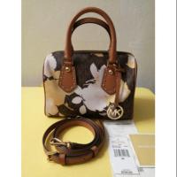 ราคา Mk​(Michael kors)​ไมเคิล​ คอร์​ กระเป๋าหนังแคนวาส MK กว้าง9นิ้ว (5339043621)