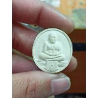 ราคา พระหลวงปู่ทวดวัดห้วยมงคล พระนามาภิไธยย่อส.ก.เหรียญรูปไข่เนื้อเกสรผสมผงบางขุนพรหม ปี2550 (25918414446)