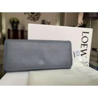 ราคา Loewe แท้ 100% กระเป๋าสตางค์ ใบยาวสีเทา second hand สภาพดี (18664139294)