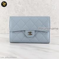 ราคา Chanel Medium 6″ Tri-Fold Light Blue Caviar Wallet GHW มือสอง ก่อนสั่งวื้อทักแชทก่อนนะคะ (41318826045)