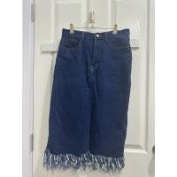 ราคา กระโปรงยีนส์สีเข้มทรงกระสอบ ผ่าหลัง มือสอง เหมือนใหม่ Size M,L (18586349800)