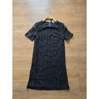 ราคา DIVIDCD H&M เดรสลูกไม้สีดำคอกลมแขนสั้นซิปหลังไซส์Mอก32-34สะโพก36ยาว33(งานมือสอง)33 (52451382639)