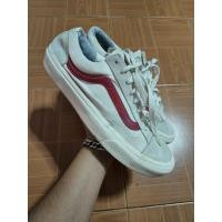 ราคา Vans สีขาวหนอนแดง ไซร้ 40.5/26 มือสองของแท้ (57904848704)