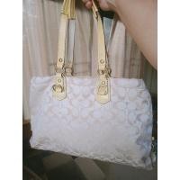 ราคา กระเป๋าผ้าช้อปปิ้ง แบรนด์ coach ไซส์ 16 นิ้ว สูง 10.5 นิ้ว สีทองสวยมาก สภาพสวยๆ ซับในสะอาด ป้ายแบรนด์ เลข DC ครบ (20260539763)