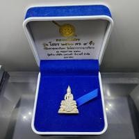 ราคา หลวงพ่อโสธร ลอยองค์ใหญ่ เนื้อเงิน รุ่นโสธร 2560 ตำรวจ ๘ ริ้ว ปี2560 พร้อมกล่องเดิม (27507598780)