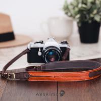 ราคา สายกล้องหนังแท้ นุ่มพิเศษ ใช้ได้ทั้งคล้องคอ&มือ ในเส้นเดียวกัน (Convertible-Cognac) (809422091)