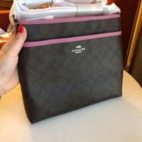 ราคา พร้อมโอนลดให้ค่ะ Coach F29210 Signature Coated Canvas Crossbody File Bag Brown/Azalea (1228706502)