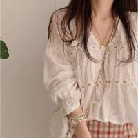 ราคา เสื้อเชิ้ตผู้หญิงสไตล์เกาหลีสำหรับฤดูใบไม้ผลิ รุ่นใหม่ แขนกระดิ่งทรงหลวม ความยาวเก้าส่วน คอวีหวาน แต่งลูกไม้ แฟชั่น (52855064403)