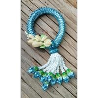 ราคา พวงมาลัยริบบิ้นกากเพชร ติดช่อเอื้องดอกจำปีและดอกมะลิดินปั้น (28952055653)