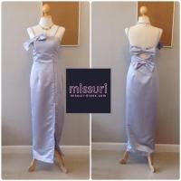 ราคา ชุดราตรีมือ 2 ชุดราตรียาวสีเทา สายเดี่ยว เว้าหลังมีโบว์ติดหลัง เน้นเอวกระโปรงยาวเข้ารูปทรงเอ ผ่าด้านหน้าขา แบบเซ็กซี่ (5578961973)