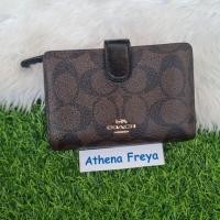 ราคา กระเป๋าสตางค์ Coach ขนาดกลาง สองพับ มือสองของแท้Coach F23553 Medium Corner Zip Signature Wallet สีน้ำตาลเข้มลายซี ขอบดำ (23522085115)