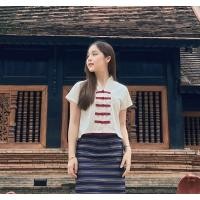 ราคา เสื้อพื้นเมืองคอวีมีรางดุม กระดุมจีน แขนสั้นใส่สวยมาก เนื้อผ้า : ผ้าฝ้าย สี : ขาวดิบ กระดุมเลือดนก (25987318345)