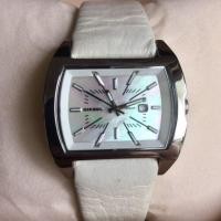 ราคา Diesel​ Lady​ Watch​ มือสอง​ ของแท้ ​% หน้าปัดมุก​ สายหนังขาว​ สภาพดีสำหรับสาวๆ​ เน้นเรียบหรูดูี (2787766431)