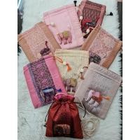 ราคา กระเป๋าผ้า กระเป๋าหูรูด ผ้าไหมแท้ ไหมเทียม ไหมผสม ผ้าฝ้ายทอมือ ประดับด้านหน้าด้วยตุ๊กตาช้าง (เซ็ต6) ราคาใบละ 69.- (24675182249)
