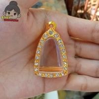 ราคา [จัดส่งภายใน1วัน] กรอบพระ กรอบพระชุบทองล้อมเพชร | ใส่รูปหล่อหลวงพ่อเงิน | มีห่วงและยางรองแถมให้พร้อมใส่ (24665422932)