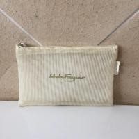 ราคา กระเป๋า CHINA AIRLINES x แบรนด์ Ferragamo exclusive ของแท้ ซิปลื่นมาก กระเป๋าสีและเนื้อผ้าดีมาก ของใหม่ แต่เก็บลืม (17713335758)