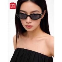 ราคา MINISO แว่นกันแดดพรีเมียมสำหรับผู้หญิง สไตล์เรโทร กรอบเล็ก ดีไซน์ทรงกลมและทรงสี่เหลี่ยม (56405999819)