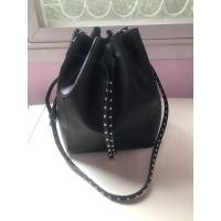 ราคา Zara กระเป๋าทรงขนมจีบ สีดำตอกหมุด สภาพ 99% (3446707085)