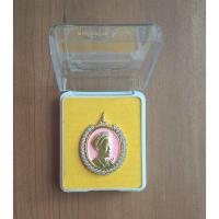 ราคา เข็มกลัด ที่รัลึกพระราชินีสิริกิติ์ 2550 กะหลั่ยทอง ลงยาชมพู ล้อมเพชร สวยมาก งานสะสม (54605040590)
