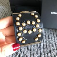 ราคา Chanel ข้อมือหนังประดับมุกไซส์ M (4343979503)
