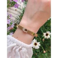 ราคา ส่งฟรีที่ไทย แท้กำไล ▪️ SIGNATURE PUSH HINGED BANGLE (COACH #F67480) (11013730752)