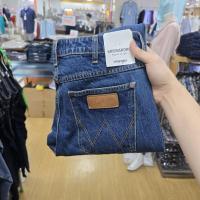 ราคา กางเกงยีนส์Wrangler ผู้ชาย ทรงกระบอกตรง ผ้าไม่ยืด สีบลูยีนส์ เฟดหน้าขาสวยๆ [MGREF64] (25084307712)