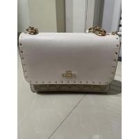 ราคา กระเป๋าสะพาย coach แท้ สีขาวปักหมุด ขอบลายหนังงู มือสองสภาพ 99% (10775992071)