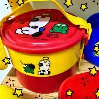 ราคา ปิ่นโตพลาสติก 2 ชั้น สีแดงกับเหลืองลาย pup tap จาก mister donut✌️ของมือสองน้าา (12095237376)