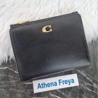 ราคา เหมือนใหม่ งานช้อป กระเป๋าสตางค์ สั้น 2พับ Coachมือสองของแท้ Coach C8439 Bifold Snap Wallet สีดำ (21662172554)