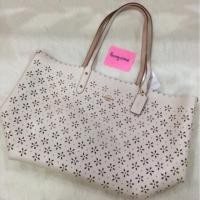 ราคา Tote หนังสีพาสเทล ฉลุลายดอกไม้ (190546117)