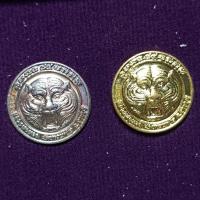 ราคา เม็ดกระดุมหัวเสือ รุ่น "มหาเมตตา มหาบารมี" หลวงพ่อหวล วัดชาวเหนือ ราชบุรี ปี2554 (26124175482)