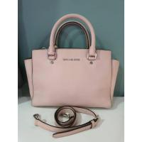 ราคา กระเป๋า MK แบรนด์แท้ หนังแท้ รุ่น Selma Pink Saffiano Leather ใหม่ ไม่มีตำหนิสักจุด เจ้าของขายเอง 1,000 บาท (22150508590)