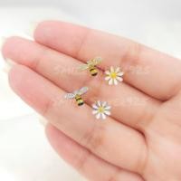 ราคา ต่างหูเงินแท้92.5%ชุบทอง18k/ชุบทองคำขาว ลายเดซี่ผึ้งน้อย ฝังเพชรสวิส7*10mm. น้ำหนัก0.9 กรัม (43154669916)