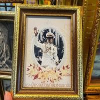 ราคา กรอบรูปภาพพระฉายาลักษณ์ รัชกาลที่ 9 ร.9 ขนาด 5x7 นิ้ว ตั้งโต๊ะหรือห้อยแขวน ของขวัญ เสริมฮวงจุ้ย เสริมความเป็นศิริมงคล (24513187196)