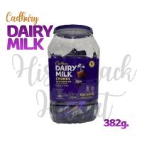 ราคา Cadbury Dairy Milk Chocolate Chunks 382g มีประมาณ 85 ชิ้น สินค้าจากมาเลเซีย มีฮาลาล BBF.30/01/27 (40319684373)