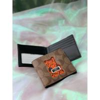 ราคา Coach แท้ ✔️ พร้อมส่ง กระเป๋าสตางค์ผู้ชาย ลายหมี | Coach Double Billfold Wallet in Signature Canvas With Vandal Gummy (2794013776)