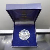 ราคา เหรียญพระแก้วมรกต ภปร รุ่นสอง ทรงเครื่องฤดูหนาว เนื้อเงิน ฉลองกรุงรัตนโกสินทร์ 200 ปี พ.ศ.2525 พร้อมกล่องเดิม (50052037834)