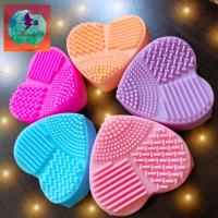 ราคา ซิลิโคนสำหรับล้างแปรงแต่งหน้า ทำความสะอาดแปรง หัวใจสีพาสเทล 3 สีให้เลือก (7960647558)