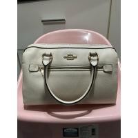 ราคา กระเป๋าถือสะพายทรงหมอน Coach มือ 2 งานสุด สีขาวมุก ขนาด 10x7x4นิ้ว ตำหนิไม่มีสายสาว มีรอยเปื้อนจากใช้งานตามปกติ (49702852248)