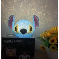 ราคา Disney Stitch Particle Projection Night Light น่ารักการ์ตูน Lilo & Stitch 3D ตุ๊กตาโคมไฟอ่านหนังสือ Creative โคมไฟตั้งโต๊ะเด็กของขวัญ (44001661830)