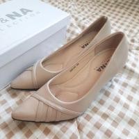 ราคา ส่งต่อ รองเท้าส้นสูง NE&NA สีครีม สภาพดีมาก รองเท้ามือสอง (25065943663)