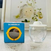 ราคา แก้วใส ลายโดเรม่อนนูนๆ และค็อปเตอร์ไม่ไผ่ มีฝาครอบเป็นพลาสติกแข็ง ความจุ 300 ml. ใหม่ มีกล่อง (28284350051)