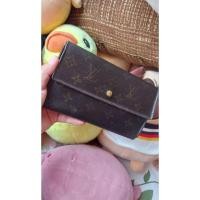 ราคา Lv 3พับยาว มือ2 ของแท้ลายจาง / ตำหนิยาแนวมีลอก1ช่องแต่ไม่เหนียว (22149860491)