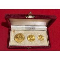 ราคา ชุดเหรียญทองคำ สมเด็จพระนางเจ้าสิริกิติ์ พระบรมราชินีนาถ พระบรมราชชนนีพันปีหลวง เนื้อทองคำ สามเหรียญ (22350406440)