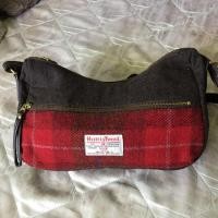ราคา ❌❌ตำหนิสายหนังผสมลอก❌❌กระเป๋าผ้าทอขนเแกะ ทรงสะพายข้าง แบรนด์ Harris Tweed ของแท้ # มือ2 (3317245959)