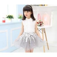 ราคา ชุดเซ็ตเด็กผู้หญิง เสื้อสีขาวแขนกุด กระโปรงพองฟูสีเทาอ่อน ประดับลูกไม้ ติดโบว์ที่เอว (1220812916)