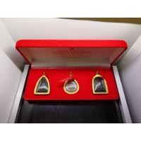 ราคา หลวงปู่ทวด ภ.ป.ร. เนื้อว่าน ทรงกลีบบัว (พิมพ์เตารีด)และกลีบขนุน พระพุทธสิงหธรรมมงคล เลี่ยมกรอบทองนพเกล้า พ.ศ.2547 (43126877219)